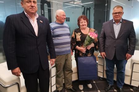 Руководитель фракции КПРФ в Мособлдуме Александр Наумов поздравил семью Казенновых с Днем семьи, любви и верности