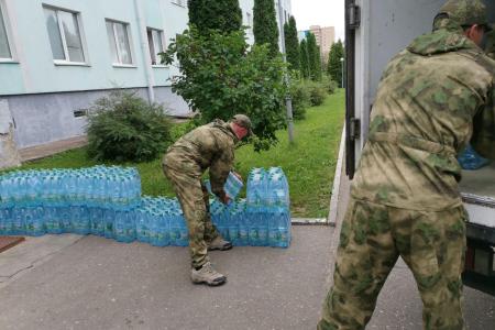 Секретарь МК КПРФ, руководитель фракции КПРФ в Мособлдуме Александр Наумов передал 2 тонны бутилированной воды бойцам армейского спецназа