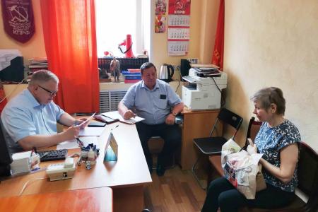 Руководитель фракции КПРФ в Московской областной Думе Александр Наумов провёл приём граждан в Кашире
