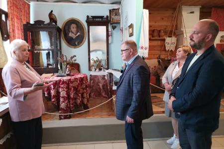 Московская область. Депутат КПРФ Александр Наумов ознакомился с экспозицией Белоомутского краеведческого музея