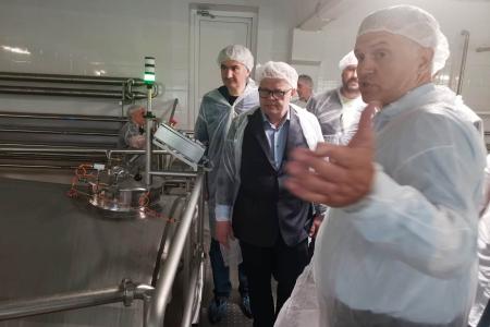 Заместитель Председателя Московской областной Думы, руководитель фракции КПРФ Александр Наумов посетил молокозавод в Зарудне