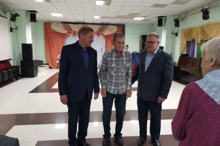 Председатель Московского областного отделения «Дети войны» Александр Наумов и Председатель Комитета Мособлдумы Владимир Барсуков посетили детей войны в Белоомуте