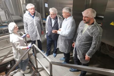 Заместитель Председателя Московской областной Думы, руководитель фракции КПРФ Александр Наумов посетил молокозавод в Зарудне