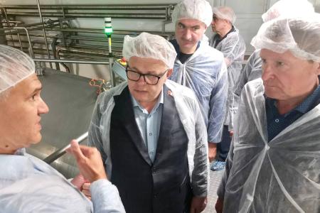 Заместитель Председателя Московской областной Думы, руководитель фракции КПРФ Александр Наумов посетил молокозавод в Зарудне
