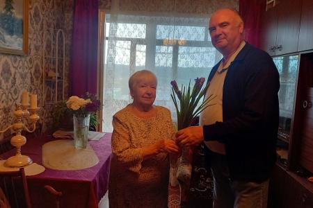 Калужские депутаты-коммунисты поздравили ветерана