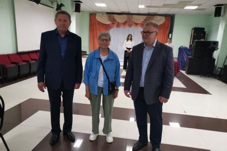 Председатель Московского областного отделения «Дети войны» Александр Наумов и Председатель Комитета Мособлдумы Владимир Барсуков посетили детей войны в Белоомуте