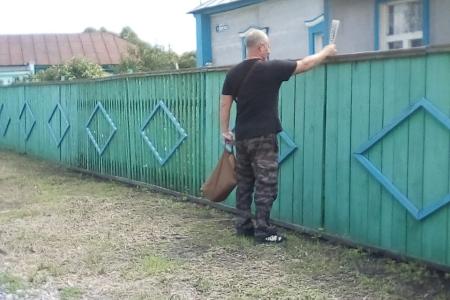 Тамбовская область. Местные коммунисты распространяют в сельской местности партийную газету «Наш голос»
