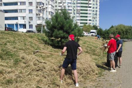 Краснодар. Активисты КПРФ и ЛКСМ провели субботник в Карасунском округе