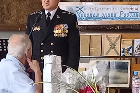 Калуга. Депутаты-коммунисты Марина Костина и Виталий Жарков  поздравили калужан с Днём Военно-Морского Флота