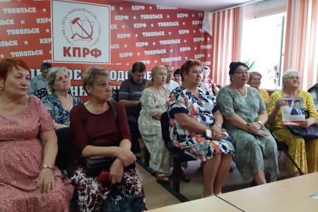 Тюменская область. Депутат-коммунист Иван Левченко проводит приём избирателей в муниципальных образованиях