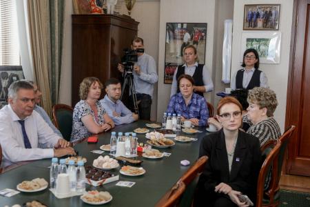 Г.А. Зюганов наградил группу российских журналистов
