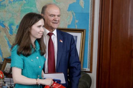 Г.А. Зюганов наградил группу российских журналистов