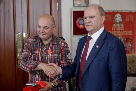 Г.А. Зюганов наградил группу российских журналистов