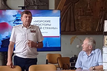 Калуга. Депутаты-коммунисты Марина Костина и Виталий Жарков  поздравили калужан с Днём Военно-Морского Флота