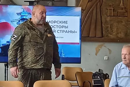 Калуга. Депутаты-коммунисты Марина Костина и Виталий Жарков  поздравили калужан с Днём Военно-Морского Флота