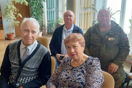 Калуга. Депутаты-коммунисты Марина Костина и Виталий Жарков  поздравили калужан с Днём Военно-Морского Флота