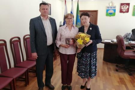 Тюменская область. Депутат-коммунист Тамара Казанцева вручила награды жителям Вагайского района