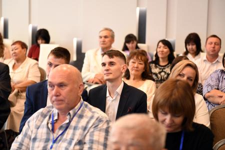 Глава Хакасии Валентин Коновалов дал старт конференции по социально-экономическому развитию регионов