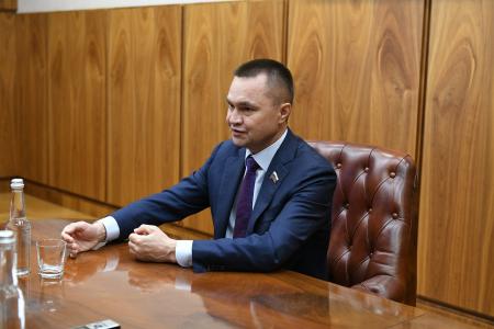 Глава Хакасии Валентин Коновалов провёл рабочую встречу с первым заместителем председателя комитета Госдумы по предпринимательству Сергеем Казанковым