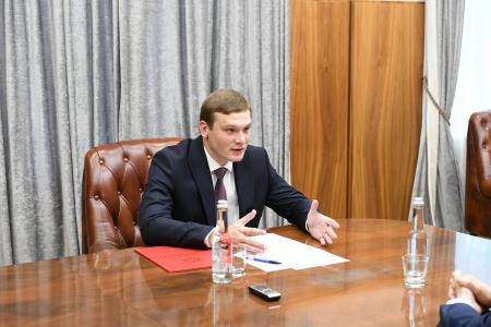 Глава Хакасии Валентин Коновалов провёл рабочую встречу с первым заместителем председателя комитета Госдумы по предпринимательству Сергеем Казанковым