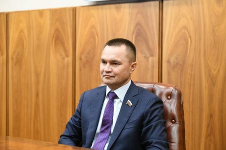 Глава Хакасии Валентин Коновалов провёл рабочую встречу с первым заместителем председателя комитета Госдумы по предпринимательству Сергеем Казанковым