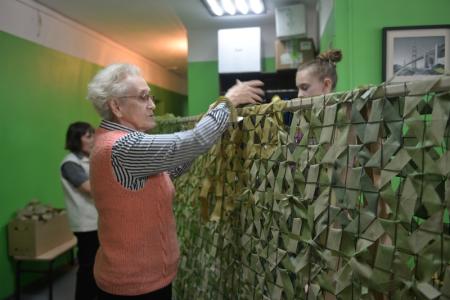 Новосибирские коммунисты производят маскировочные сети для бойцов СВО