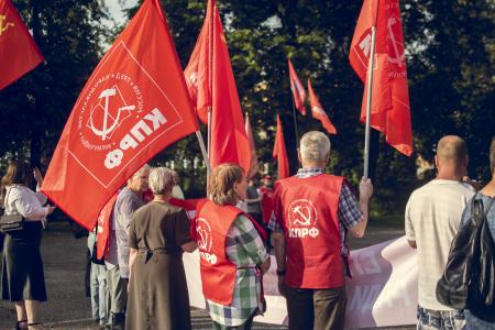 «Смерть фашизму и бандеровщине! Долой капитализм! Наша цель - социализм!». Митинг КПРФ в городе Кирове