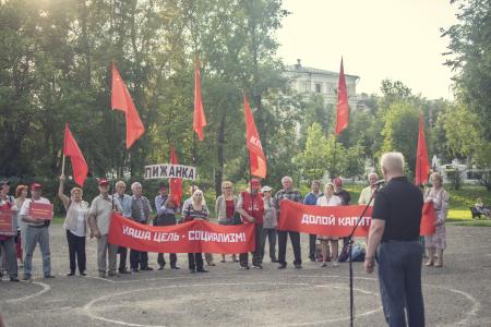 «Смерть фашизму и бандеровщине! Долой капитализм! Наша цель - социализм!». Митинг КПРФ в городе Кирове