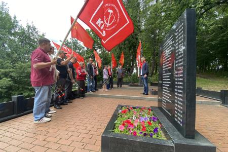 Калининградские коммунисты ударили автопробегом по фашизму