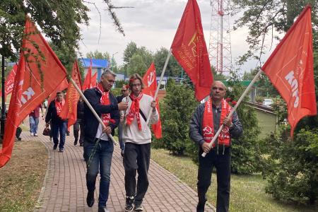 Калининградские коммунисты ударили автопробегом по фашизму