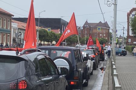Калининградские коммунисты ударили автопробегом по фашизму