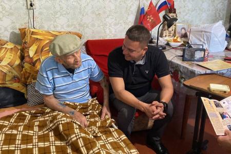Сенатор А.М. Гибатдинов вручил ветерану Благодарственное письмо от Г.А. Зюганова