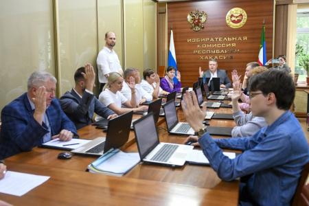 Валентин Коновалов первым зарегистрирован в качестве кандидата на выборах главы Хакасии