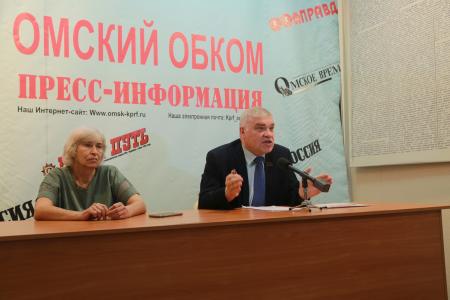 Лидер омских коммунистов, кандидат в губернаторы от КПРФ Андрей Алехин провел пресс-конференцию в Омске