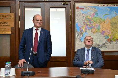 Г.А. Зюганов наградил помощников депутатов и сотрудников аппарата фракции КПРФ в Госдуме