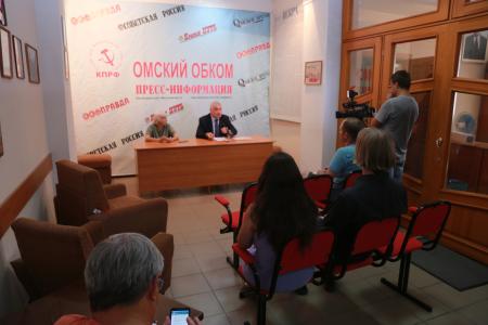 Лидер омских коммунистов, кандидат в губернаторы от КПРФ Андрей Алехин провел пресс-конференцию в Омске