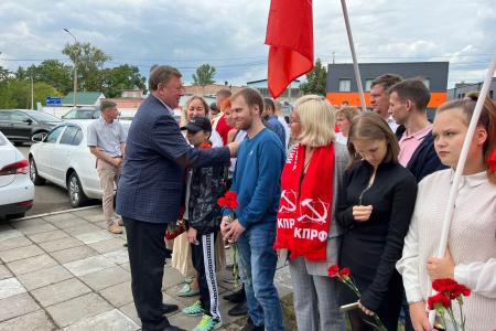 Заместитель Председателя ЦК КПРФ В.И. Кашин возложил цветы к мемориалу «Погибшим воинам-химикам» в г.о. Щёлково