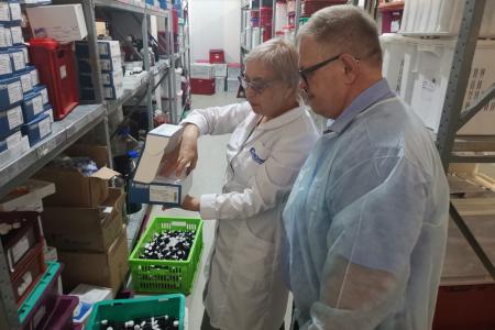 Заместитель Председателя Московской областной Думы, руководитель фракции КПРФ Александр Наумов посетил фармацевтическое предприятие «ЭКОлаб»