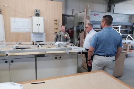 Кандидат в Губернаторы Московской области от КПРФ Александр Наумов посетил мебельное предприятие ООО «ХСР» в городе Химки
