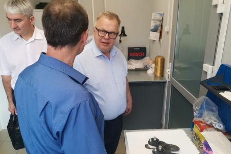 Кандидат в губернаторы Московской области от КПРФ Александр Наумов посетил Реутовский экспериментальный завод средств протезирования