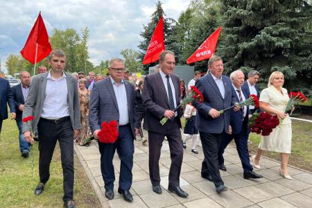 Заместитель Председателя ЦК КПРФ В.И. Кашин возложил цветы к мемориалу «Погибшим воинам-химикам» в г.о. Щёлково