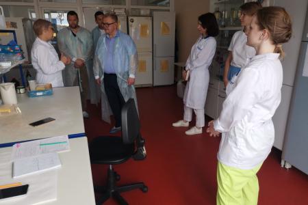 Заместитель Председателя Московской областной Думы, руководитель фракции КПРФ Александр Наумов посетил фармацевтическое предприятие «ЭКОлаб»
