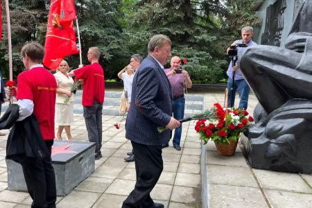Заместитель Председателя ЦК КПРФ В.И. Кашин возложил цветы к мемориалу «Погибшим воинам-химикам» в г.о. Щёлково