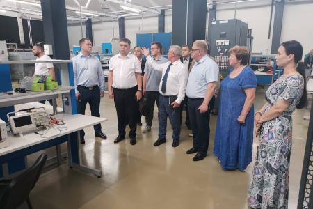 Кандидат на должность Губернатора Московской области от КПРФ Александр Наумов посетил многофункциональный испытательный центр «ПромМаш Тест» в городском округе Чехов