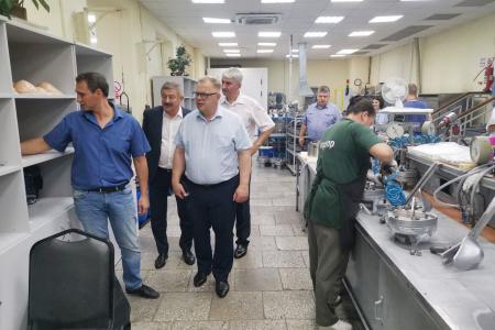 Кандидат в губернаторы Московской области от КПРФ Александр Наумов посетил Реутовский экспериментальный завод средств протезирования