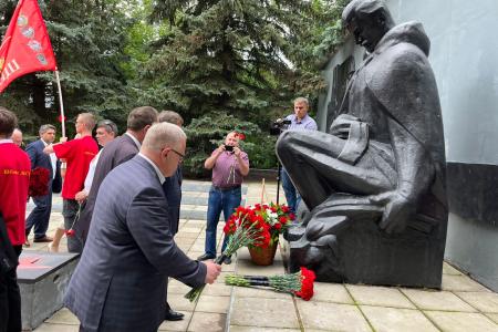 Заместитель Председателя ЦК КПРФ В.И. Кашин возложил цветы к мемориалу «Погибшим воинам-химикам» в г.о. Щёлково