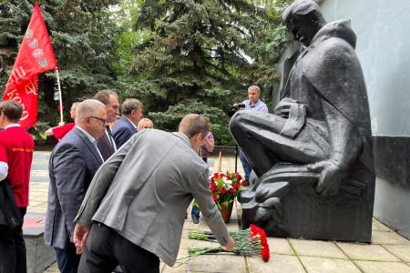 Заместитель Председателя ЦК КПРФ В.И. Кашин возложил цветы к мемориалу «Погибшим воинам-химикам» в г.о. Щёлково