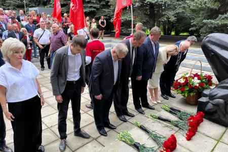Заместитель Председателя ЦК КПРФ В.И. Кашин возложил цветы к мемориалу «Погибшим воинам-химикам» в г.о. Щёлково