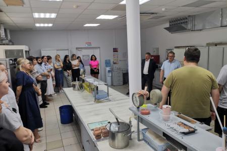 Кандидат в губернаторы Московской области от КПРФ Александр Наумов посетил Реутовский экспериментальный завод средств протезирования