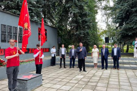 Заместитель Председателя ЦК КПРФ В.И. Кашин возложил цветы к мемориалу «Погибшим воинам-химикам» в г.о. Щёлково